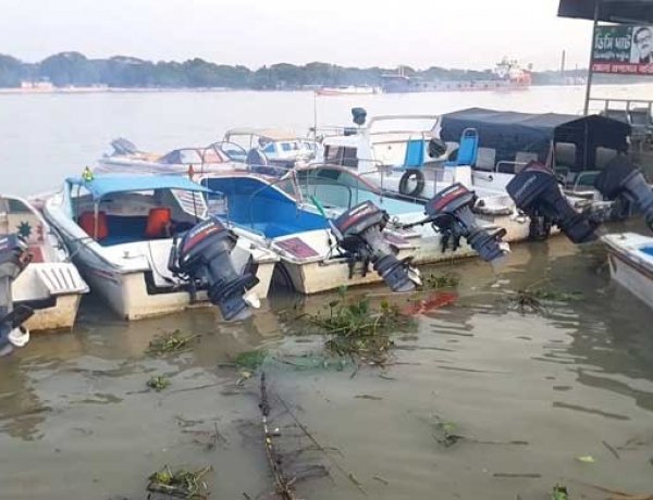 বন্ধ ঘোষণা দিয়েও অতিরিক্ত ভাড়া নিয়ে স্পিড বোটে যাত্রী পারাপার ॥ পাল্টাপাল্টি অভিযোগ